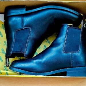 Stylish Women's Black Chelsea Boots